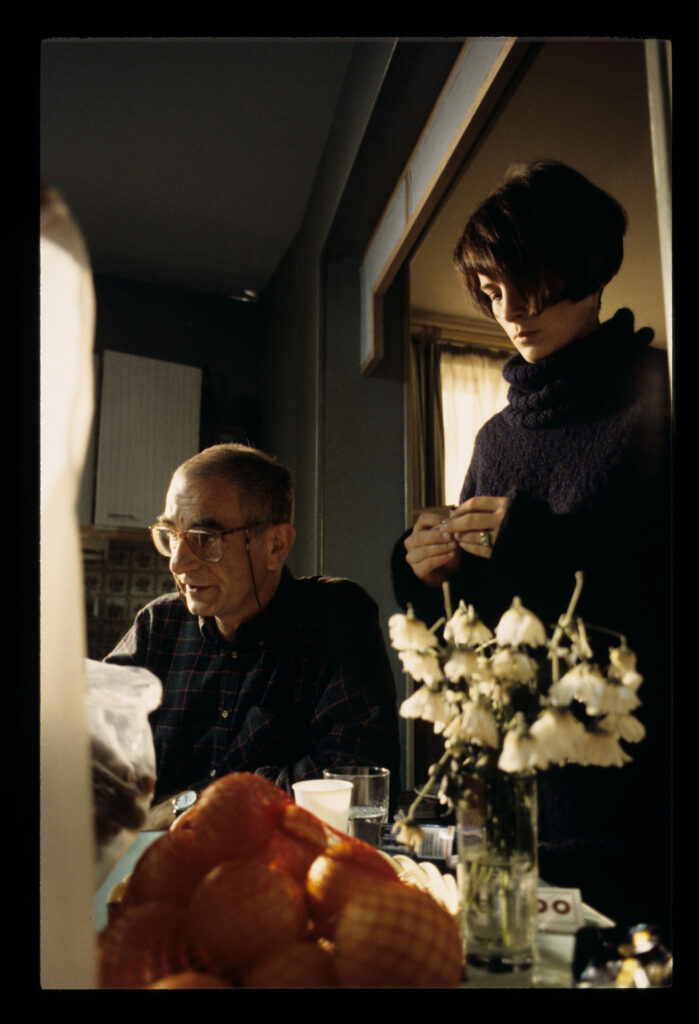 Krzysztof Kieślowski (reżyser) i Juliette Binoche (odtwórczyni roli Julie) podczas przerwy między ujęciami.