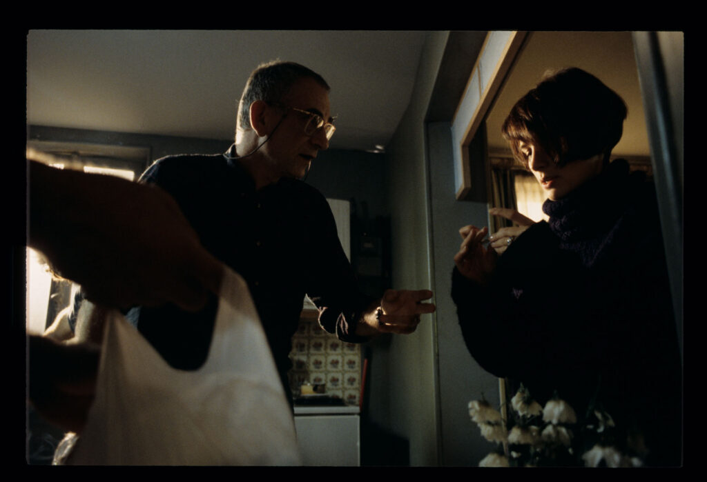 Krzysztof Kieślowski (reżyser) i Juliette Binoche (odtwórczyni roli Julie) podczas przerwy między ujęciami.