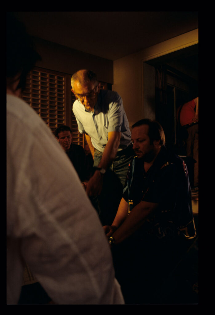 Krzysztof Kieślowski (reżyser) i Zbigiew Preisner (kompozytor muzyki do filmu) i Roman Gren (tłumacz) na planie zdjęciowym.