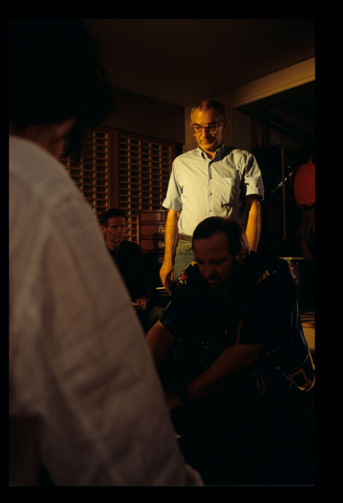 Krzysztof Kieślowski (reżyser) i Zbigiew Preisner (kompozytor muzyki do filmu) i Roman Gren (tłumacz) na planie zdjęciowym.