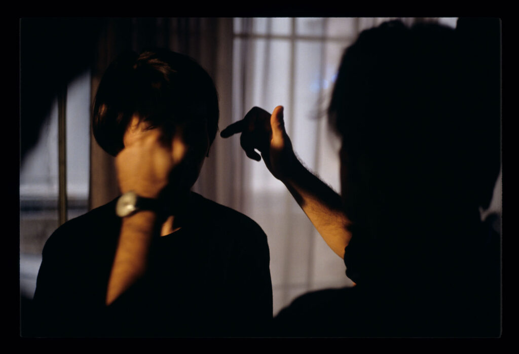 Juliette Binoche (odtwórczyni roli Julie) przygotowywana do kręcenia jednej ze scen.
