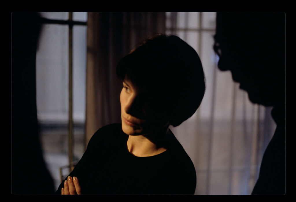 Juliette Binoche (odtwórczyni roli Julie) przygotowywana do kręcenia jednej ze scen.
