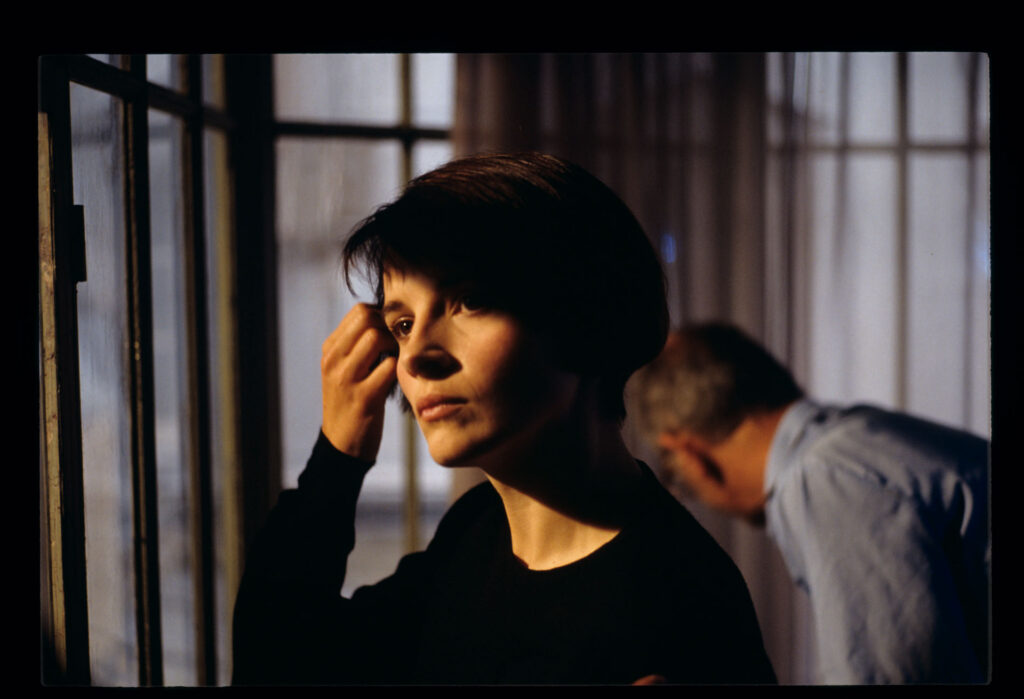 Juliette Binoche (odtwórczyni roli Julie) przygotowywana do kręcenia jednej ze scen.