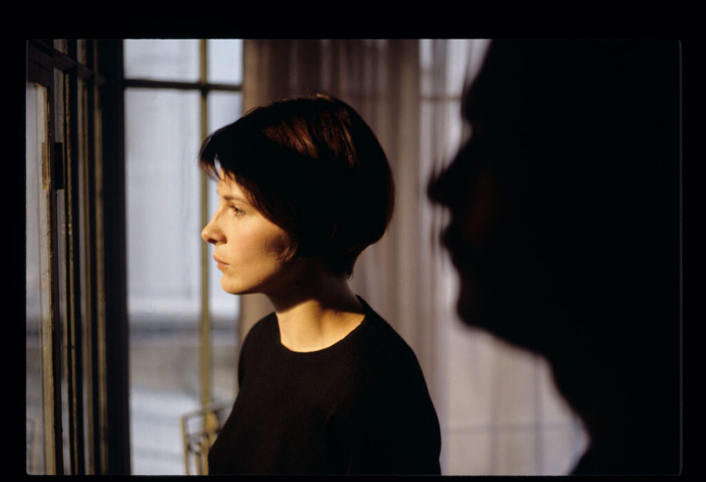 Juliette Binoche (odtwórczyni roli Julie) przygotowywana do kręcenia jednej ze scen.