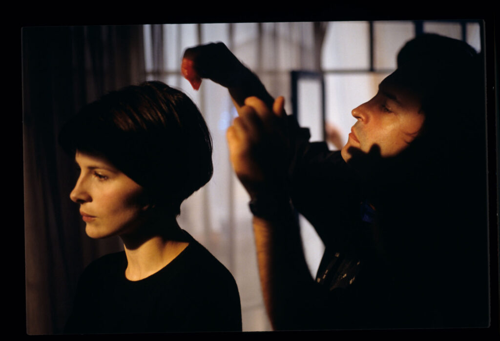 Juliette Binoche (odtwórczyni roli Julie) przygotowywana do kręcenia jednej ze scen.