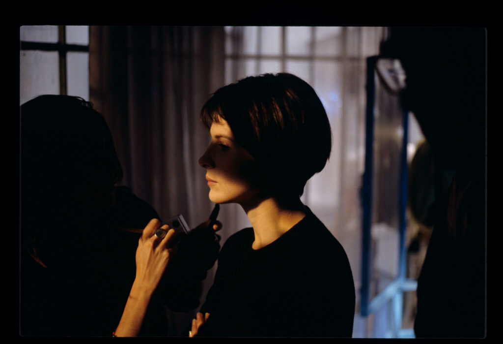 Juliette Binoche (odtwórczyni roli Julie) przygotowywana do kręcenia jednej ze scen.