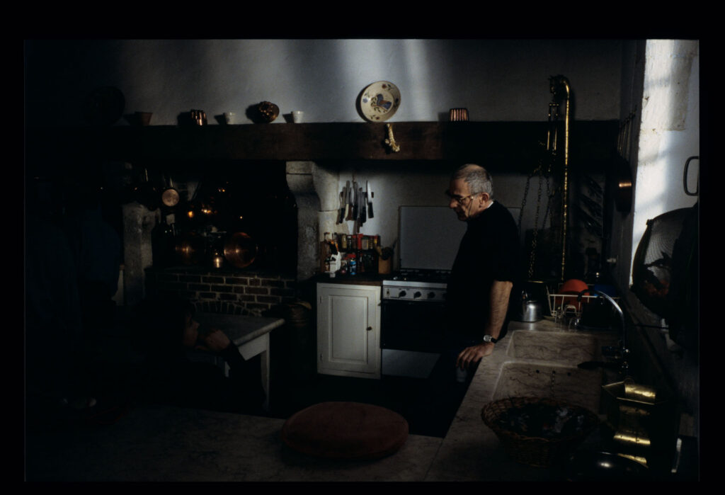 Krzysztof Kieślowski (reżyser) na planie zdjęciowym w kuchni podmiejskiej rezydencji rodziny de Courcy.