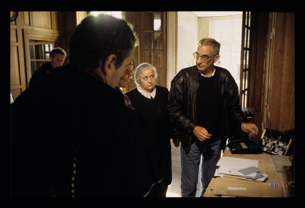 Krzysztof Kieślowski (reżyser) i odtwórczyni roli służącej Isabelle Sadoyan na planie zdjęciowym.