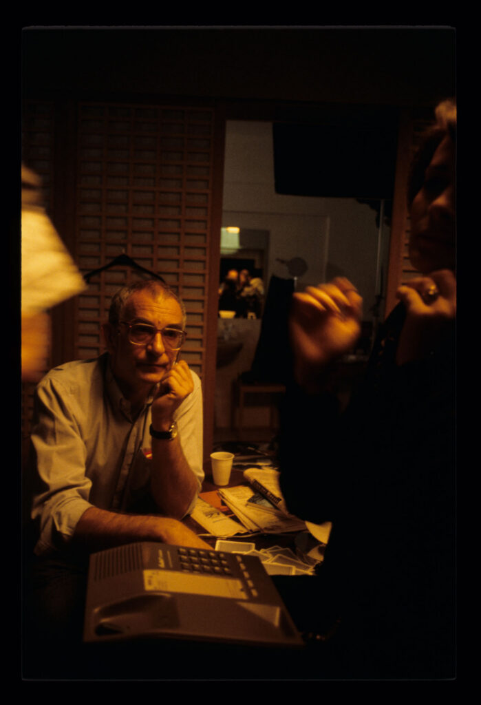 Krzysztof Kieślowski (reżyser) z aktorką Juliette Binoche (odtwórczyni roli Julie) na planie zdjęciowym.