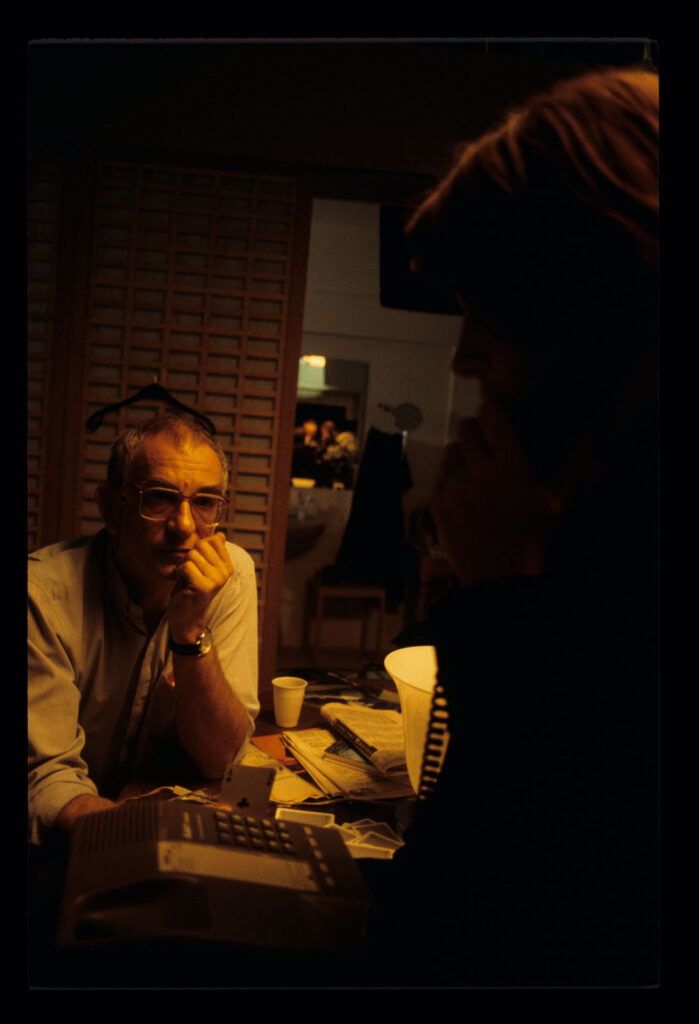 Krzysztof Kieślowski (reżyser) z aktorką Juliette Binoche (odtwórczyni roli Julie) na planie zdjęciowym.