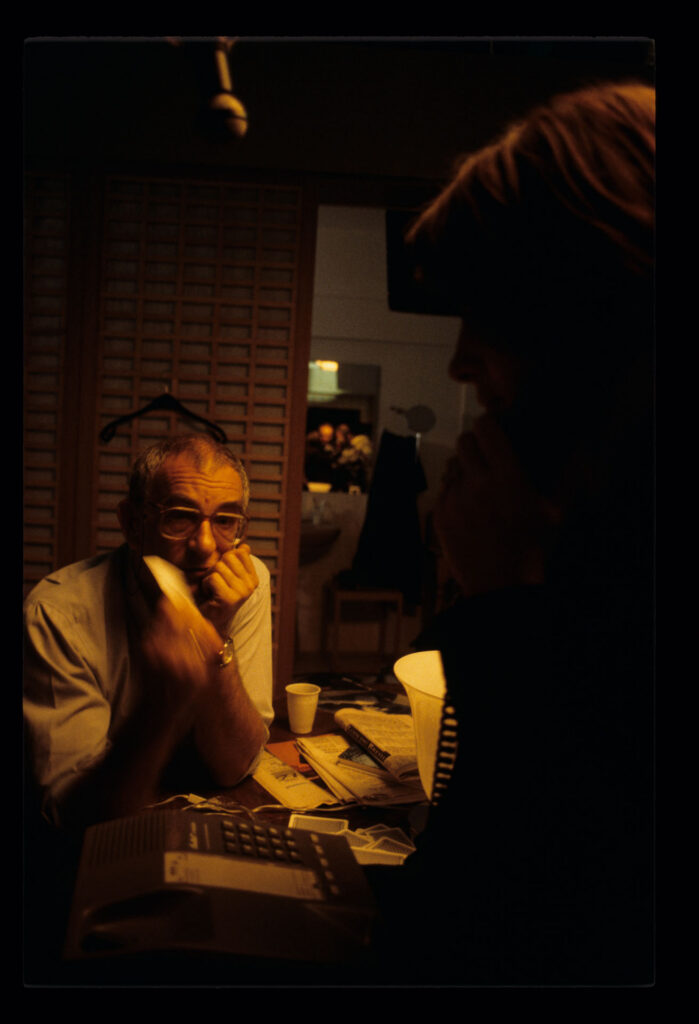 Krzysztof Kieślowski (reżyser) z aktorką Juliette Binoche (odtwórczyni roli Julie) na planie zdjęciowym.