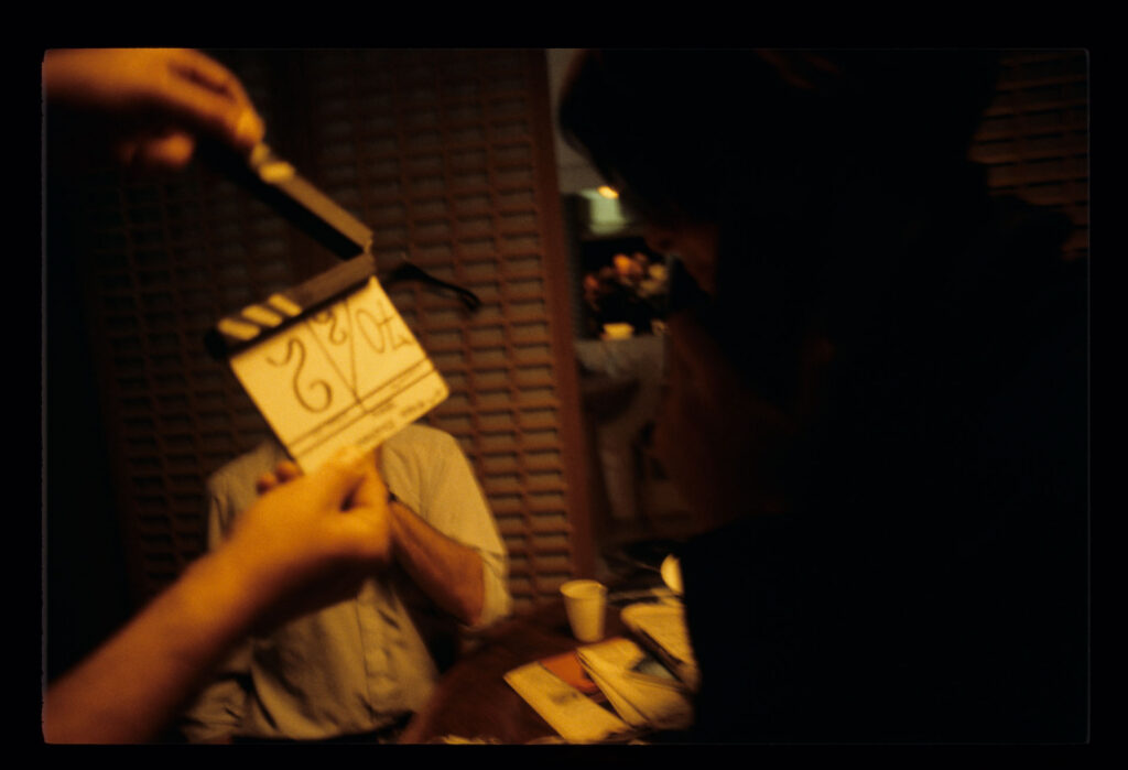 Krzysztof Kieślowski (reżyser) z aktorką Juliette Binoche (odtwórczyni roli Julie) na planie zdjęciowym.