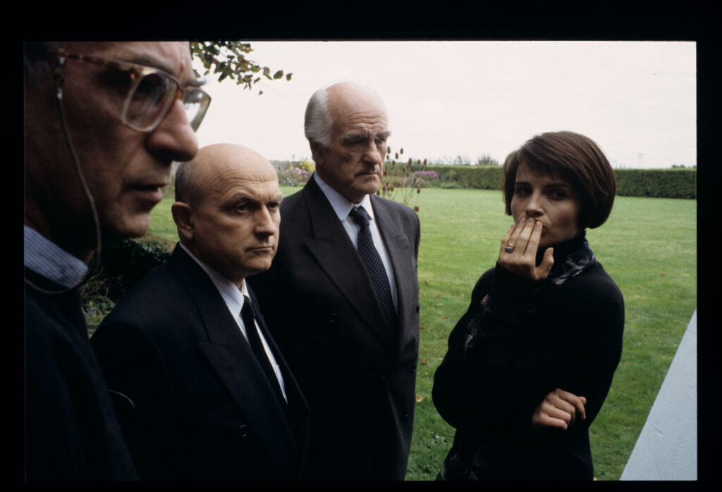 Krzysztof Kieślowski (reżyser), Juliette Binoche (odtwórczyni roli Julie), Alain Decaux (prawnik) na planie zdjęciowym.