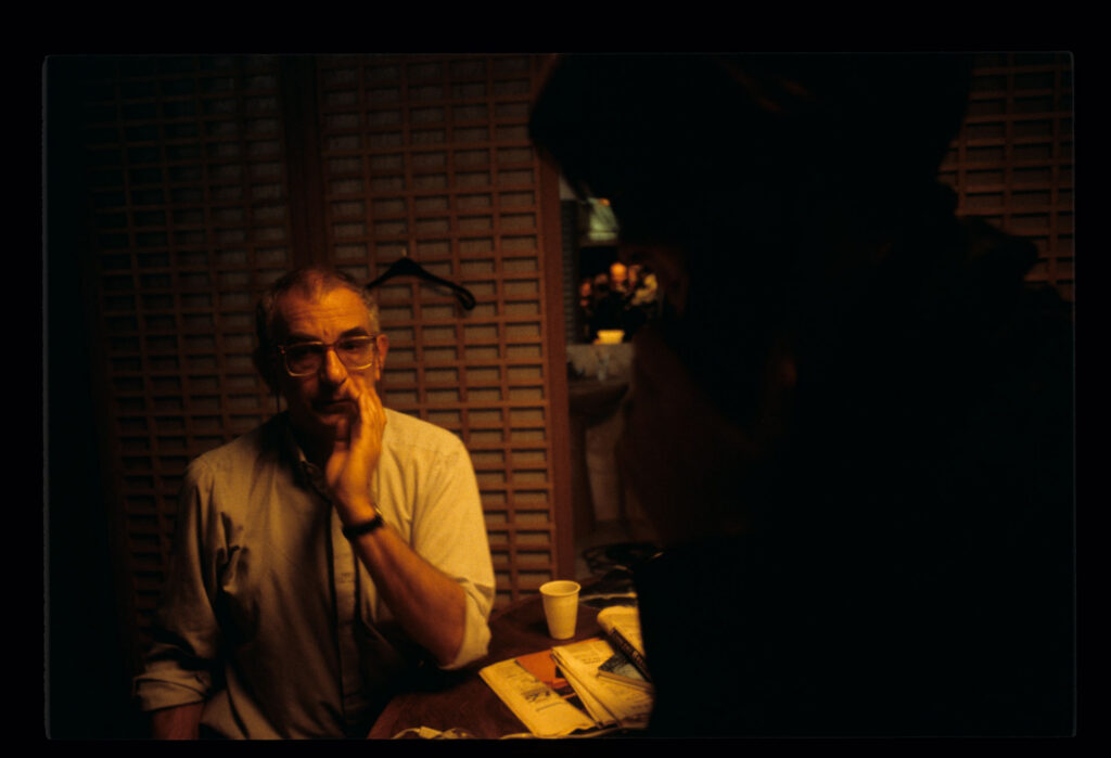 Kręcenie ujęcia w mieszkaniu Julie. Na planie znajdują się Krzysztof Kieślowski (reżyser) i Juliette Binoche (jako Julie).