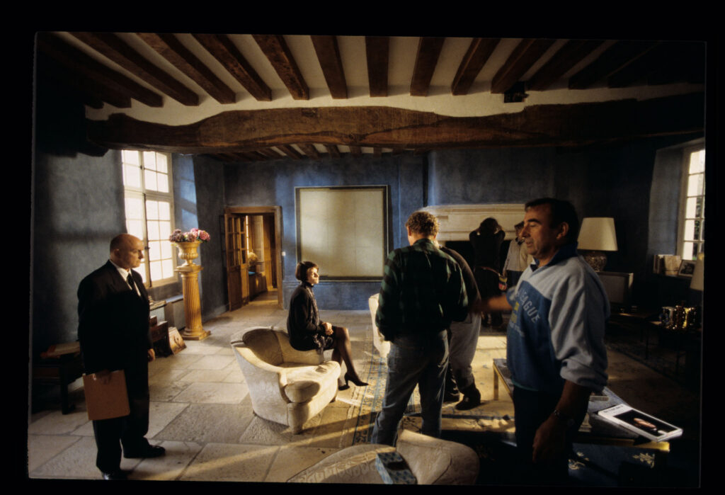 Krzysztof Kieślowski (reżyser) udziela wskazówek aktorce Juliette Binoche (odtwórczyni roli Julie).