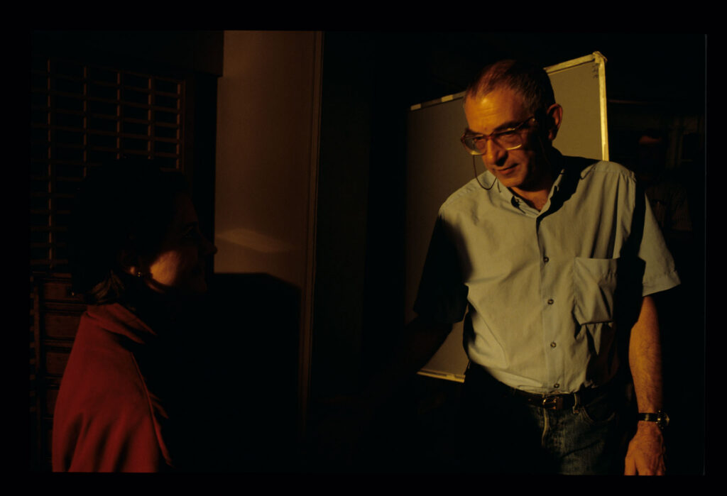 Krzysztof Kieślowski (reżyser) udziela wskazówek aktorce Juliette Binoche (odtwórczyni roli Julie).