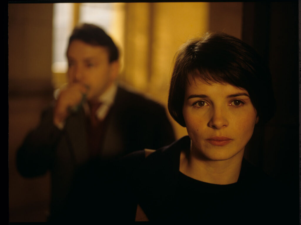 Julie (Juliette Binoche) in the building of Parisien Palace of Justice.