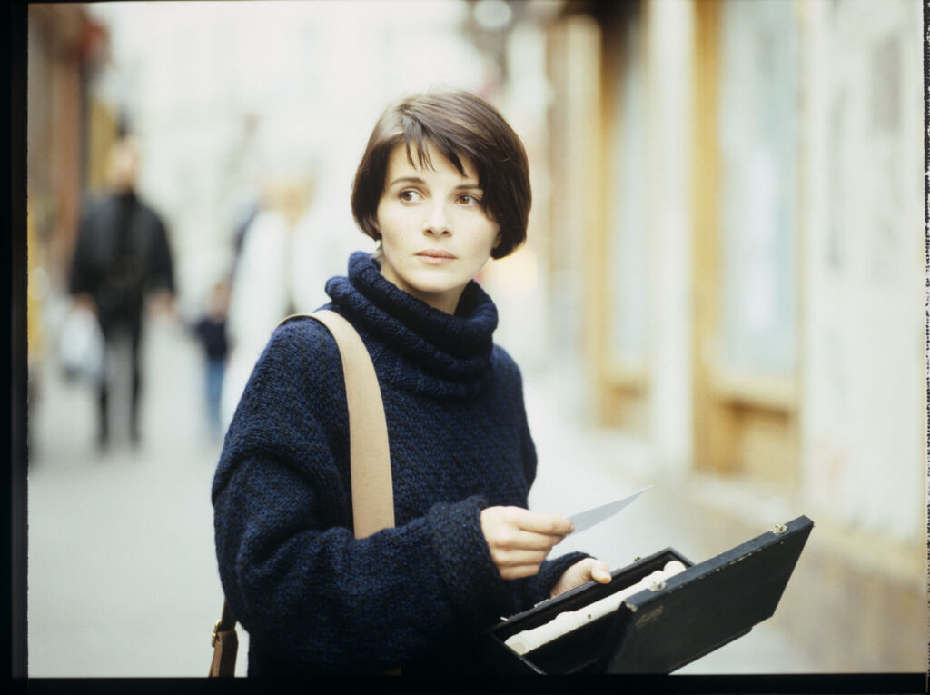 Julie (Juliette Binoche) finds a flute left by a street musician on the street