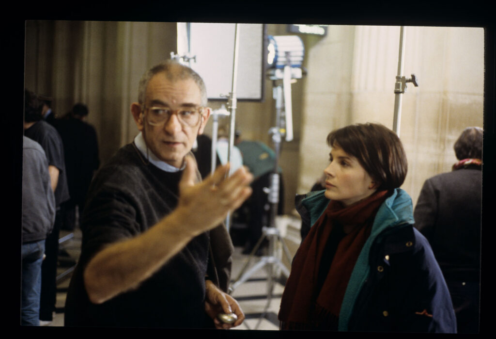 Krzysztof Kieślowski (reżyser) i Juliette Binoche (Julie) na planie zdjęciowym