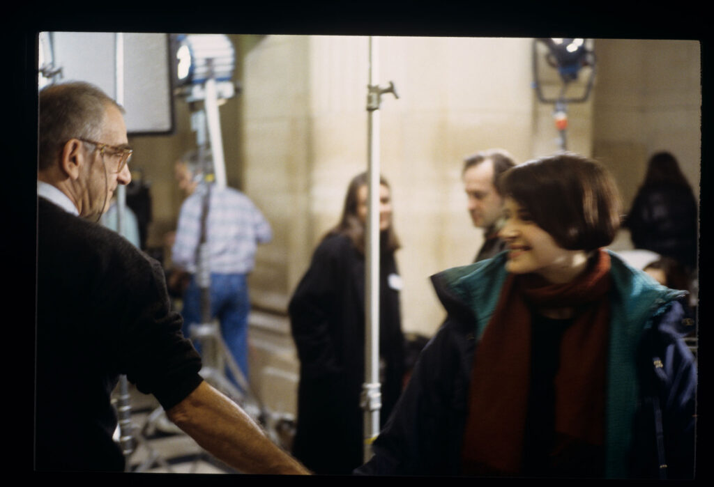 Krzysztof Kieślowski (reżyser) i Juliette Binoche (Julie) na planie zdjęciowym
