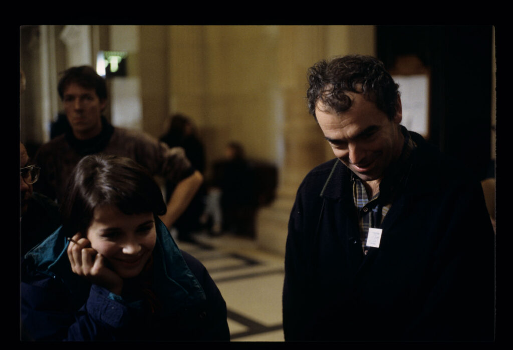 Juliette Binoche (odtwarzająca rolę Julie) i Sławomir Idziak (operator) na planie zdjęciowym.