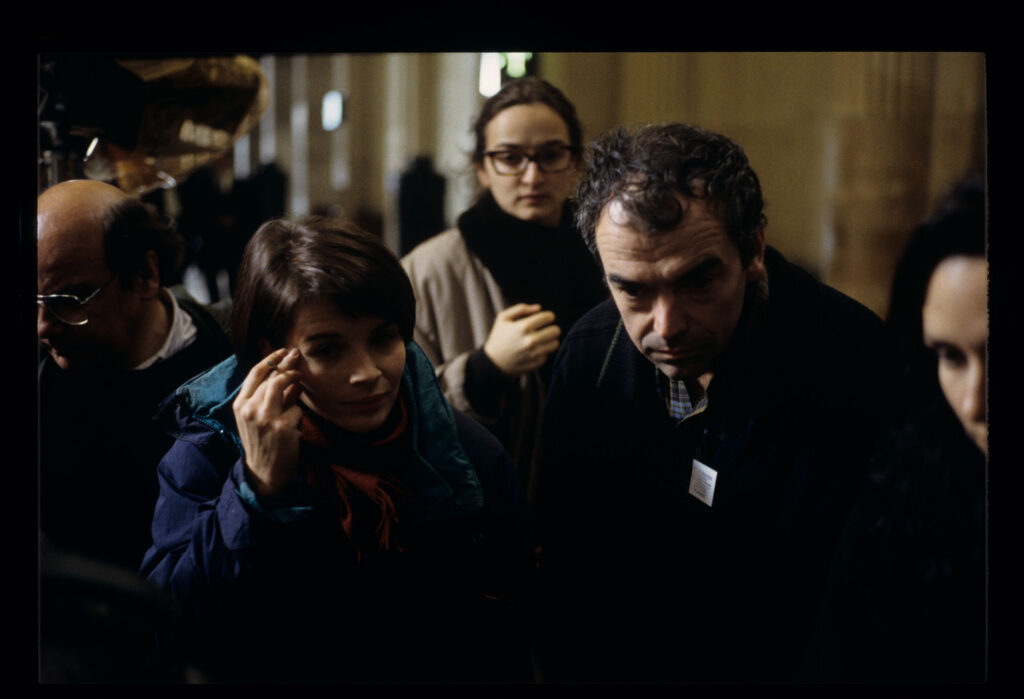 J. Binoche (odtwarzająca rolę Julie), S. Idziak (operator) i S. Latek (współpraca reżyserska) na planie zdjęciowym.