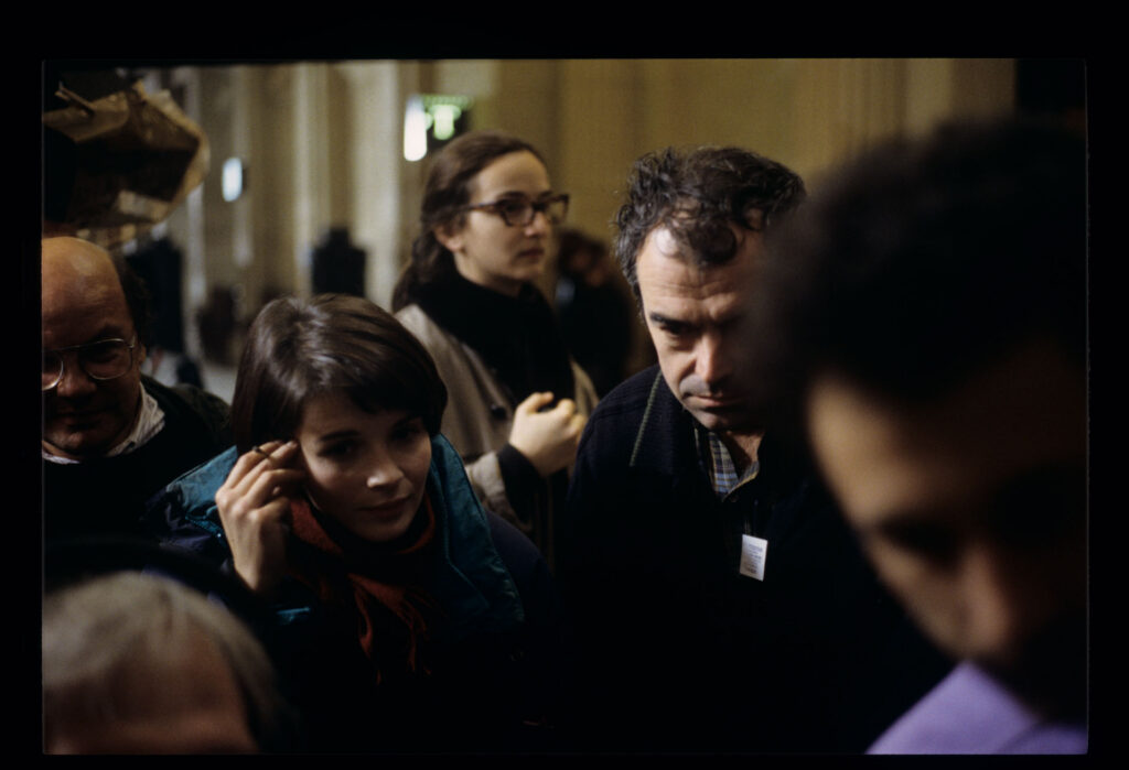 J. Binoche (odtwarzająca rolę Julie), S. Idziak (operator) i S. Latek (współpraca reżyserska) na planie zdjęciowym.