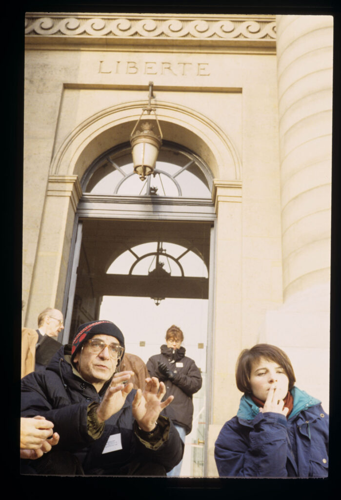K. Kieślowski (reżyser) i J. Binoche (Julie) na planie zdjęciowym przed gmachem paryskiego Pałacu Sprawiedliwości.