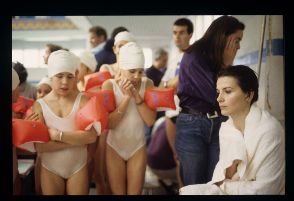 Juliette Binoche (odtwórczyni roli Julie) w otoczeniu dziewczynek z sekcji pływackiej, po zakończeniu zdjęć na basenie.