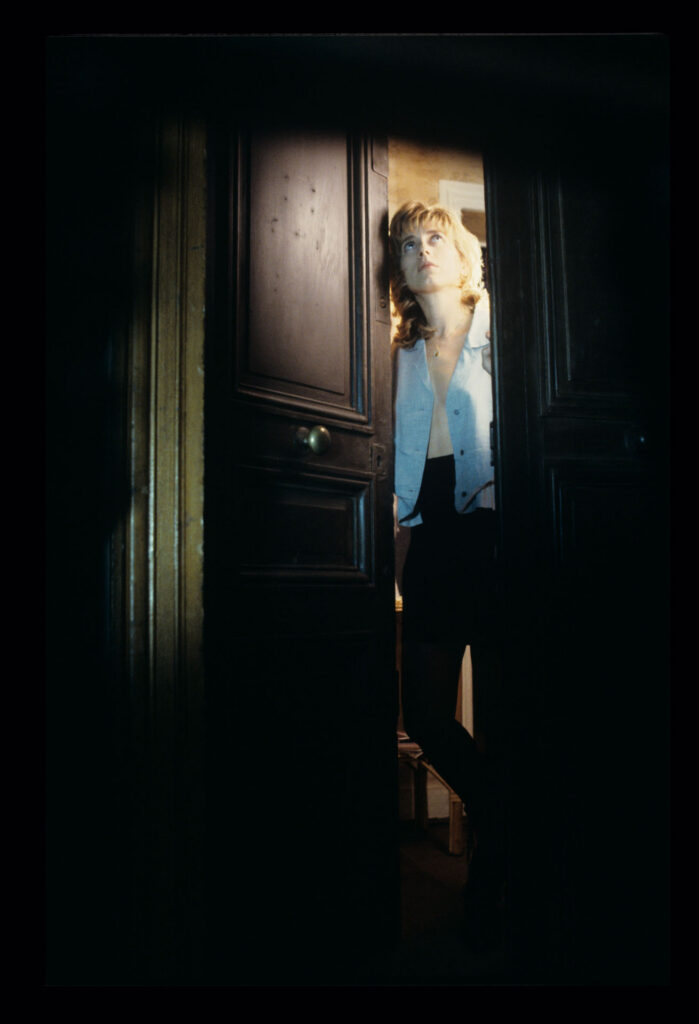 Lucille, Julie's neighbor (played by Charlotte Very) at the door of her apartment.