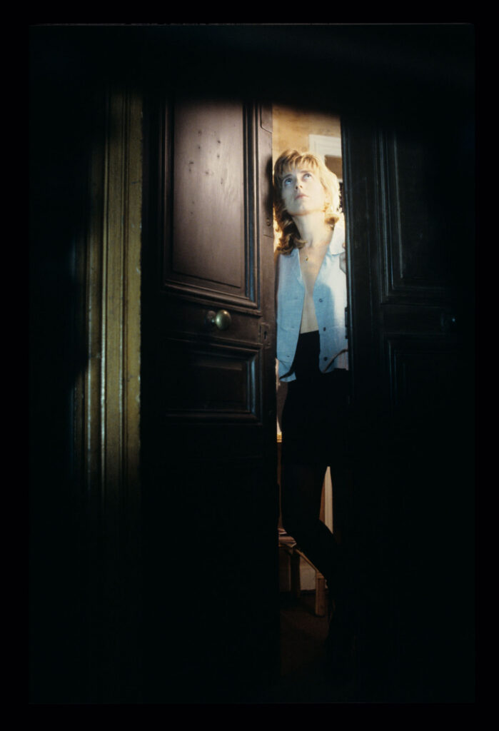 Lucille, Julie's neighbor (played by Charlotte Very) at the door of her apartment.