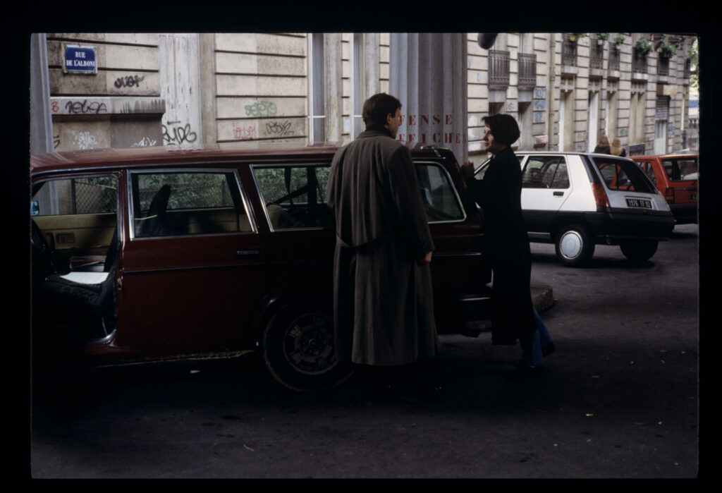 Julie (Juliette Binoche) catches Olivier's departing car.