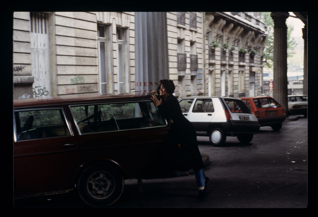 Julie (Juliette Binoche) catches Olivier's departing car.