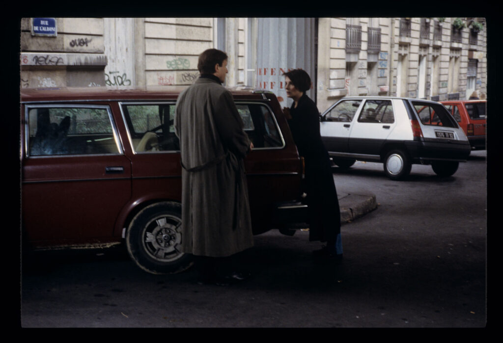 Julie (Juliette Binoche) catches Olivier's departing car.