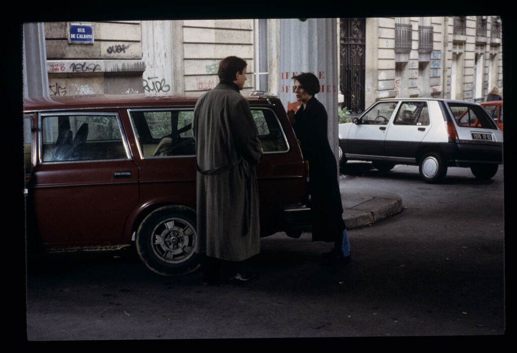 Julie (Juliette Binoche) catches Olivier's departing car.