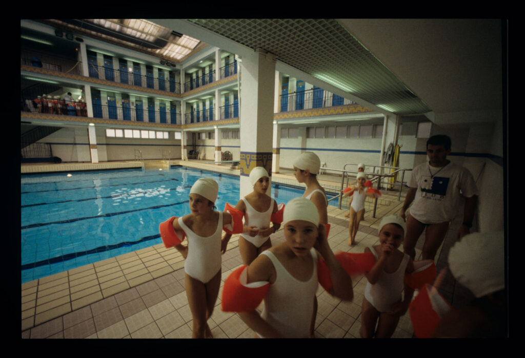 Grupa dzieci na basenie Piscine Pontoise w Paryżu.