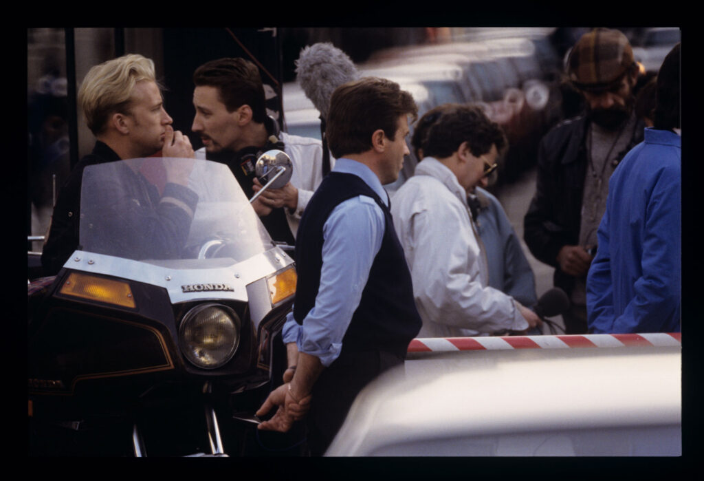 A group of journalists and observers waiting for an interview with director Krzysztof Kieślowski.