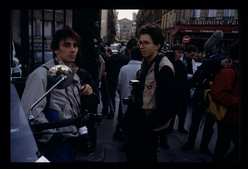 Grupa dziennikarzy oczekujących na rozmowę z reżyerem Krzysztofem Kieślowskim.