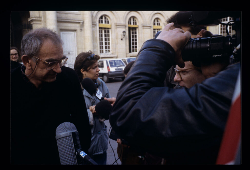 Krzysztof KIeślowski (reżyser) udziela wywiadu francuskim dziennikarzom.