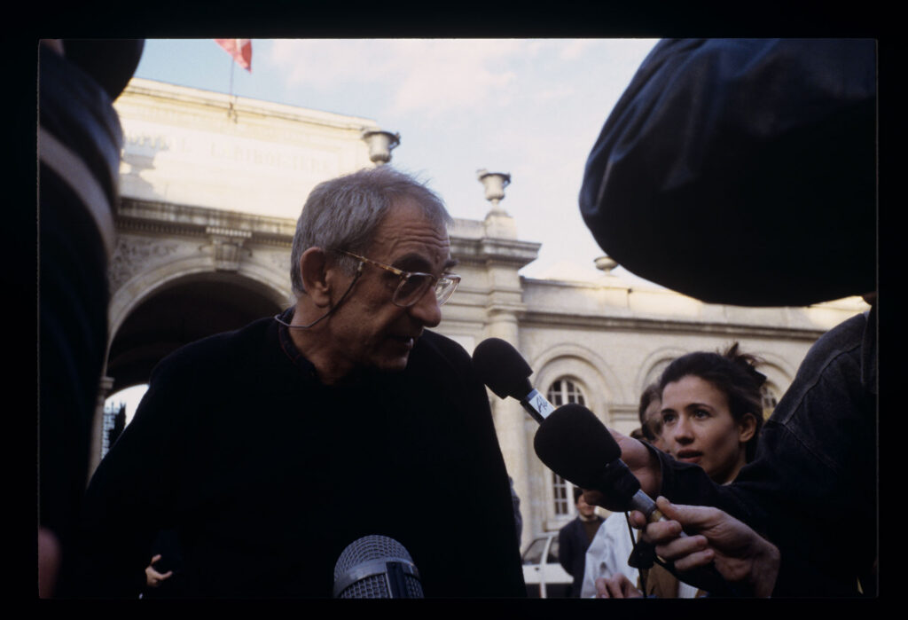 Krzysztof KIeślowski (reżyser) udziela wywiadu francuskim dziennikarzom.