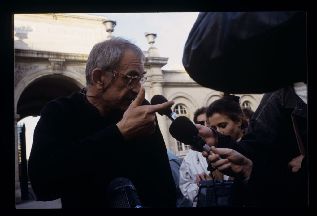 Krzysztof KIeślowski (reżyser) udziela wywiadu francuskim dziennikarzom.