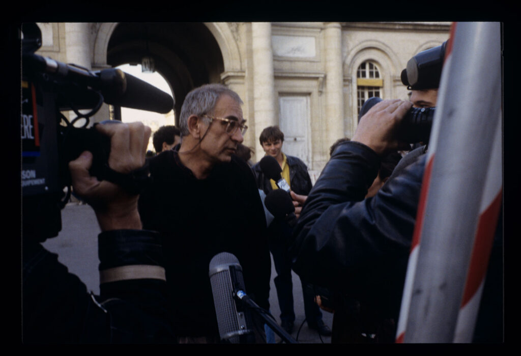 Krzysztof KIeślowski (reżyser) udziela wywiadu francuskim dziennikarzom.