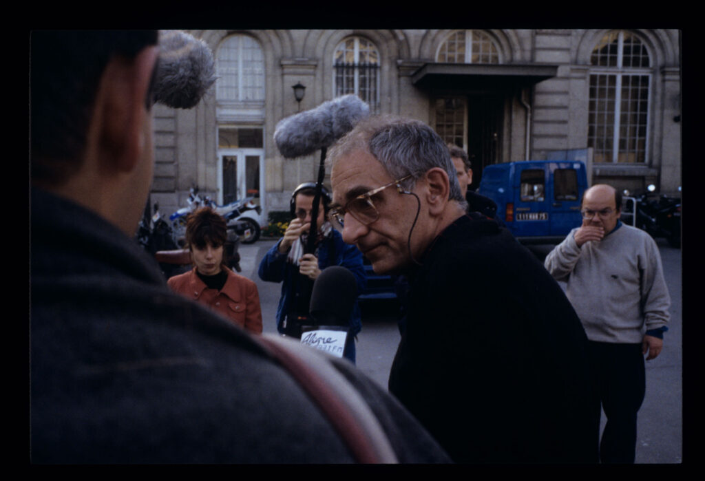 Krzysztof KIeślowski (reżyser) udziela wywiadu francuskim dziennikarzom.