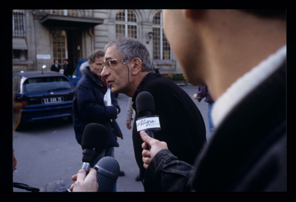 Krzysztof KIeślowski (reżyser) udziela wywiadu francuskim dziennikarzom.