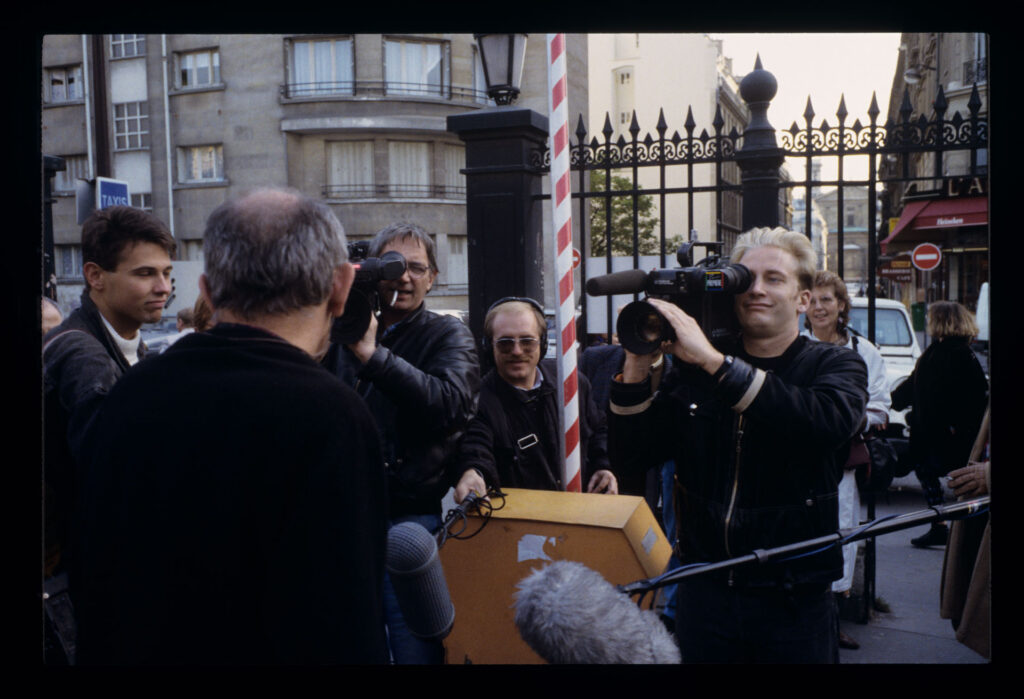 Krzysztof KIeślowski (reżyser) udziela wywiadu francuskim dziennikarzom.