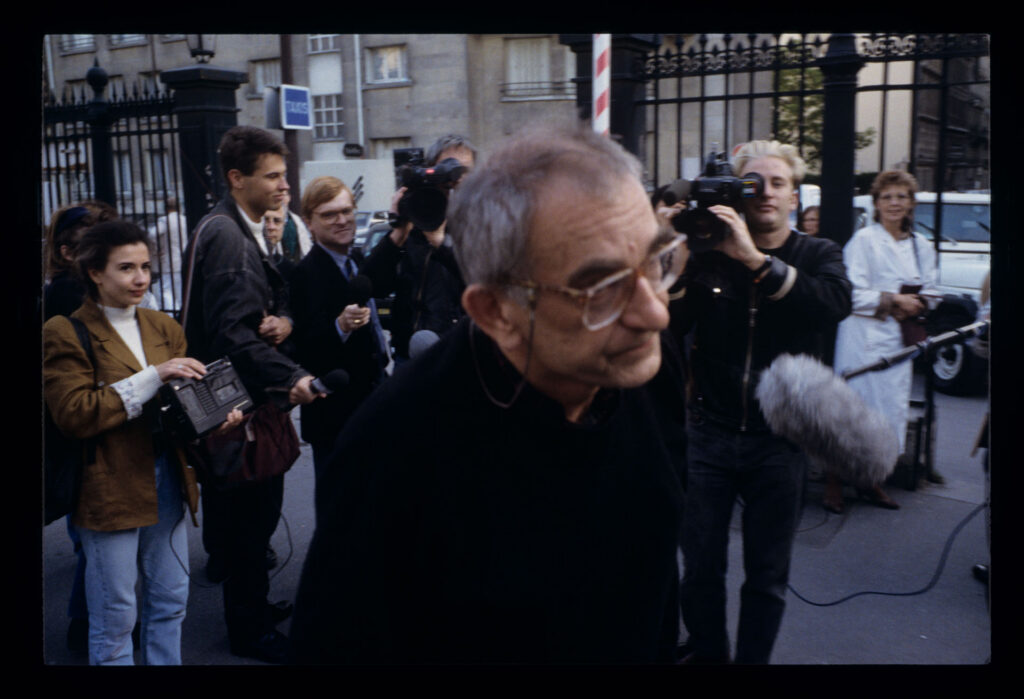 Krzysztof KIeślowski (reżyser) udziela wywiadu francuskim dziennikarzom.
