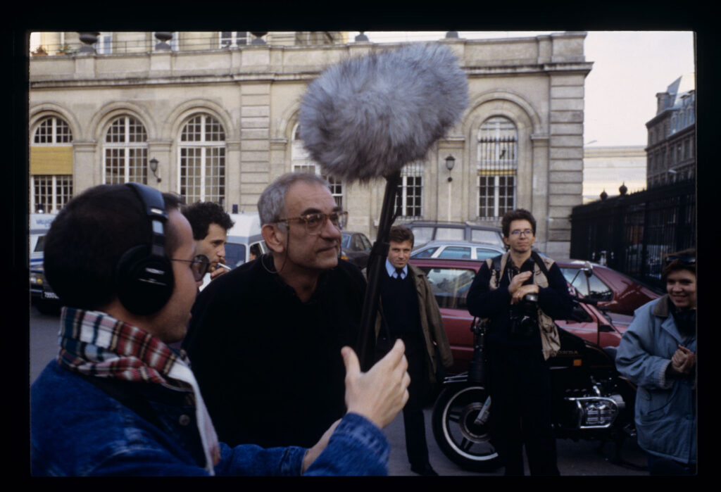 Krzysztof KIeślowski (reżyser) udziela wywiadu francuskim dziennikarzom.