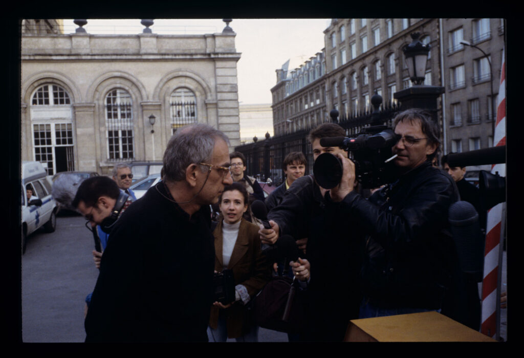 Krzysztof KIeślowski (reżyser) udziela wywiadu francuskim dziennikarzom.