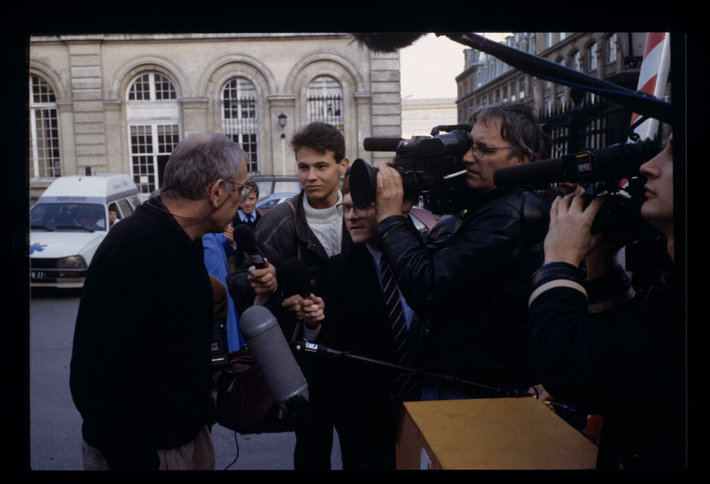 Krzysztof KIeślowski (reżyser) udziela wywiadu francuskim dziennikarzom.