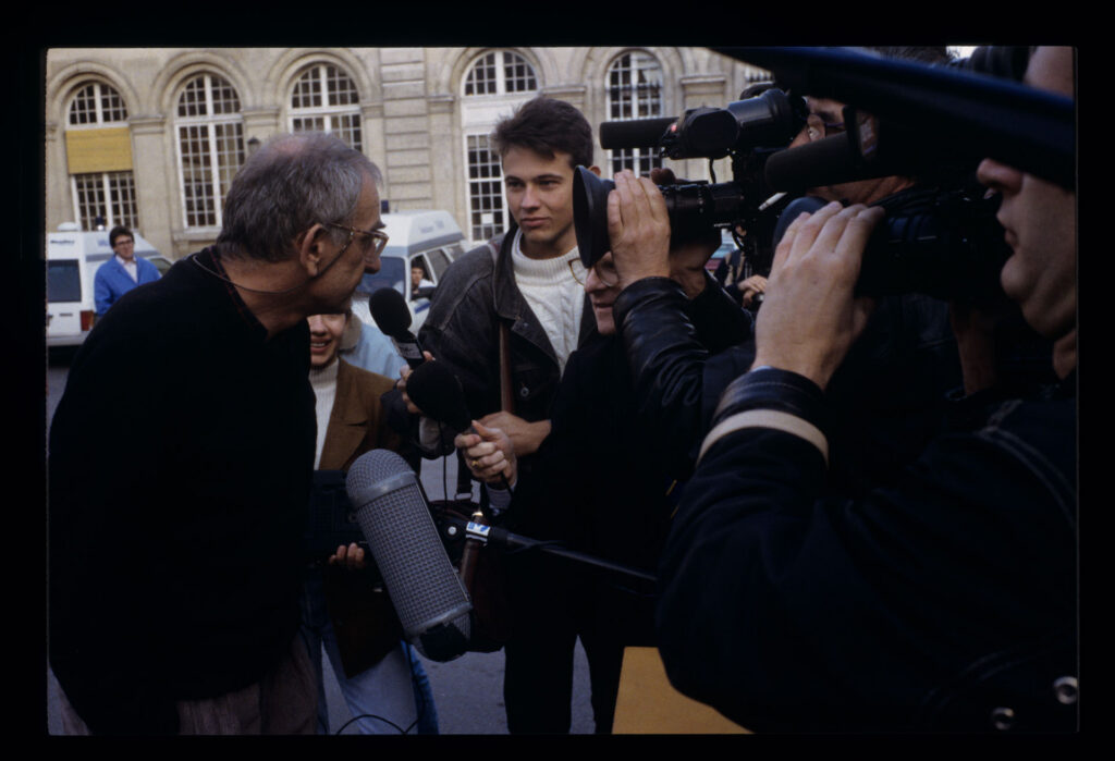 Krzysztof KIeślowski (reżyser) udziela wywiadu francuskim dziennikarzom.